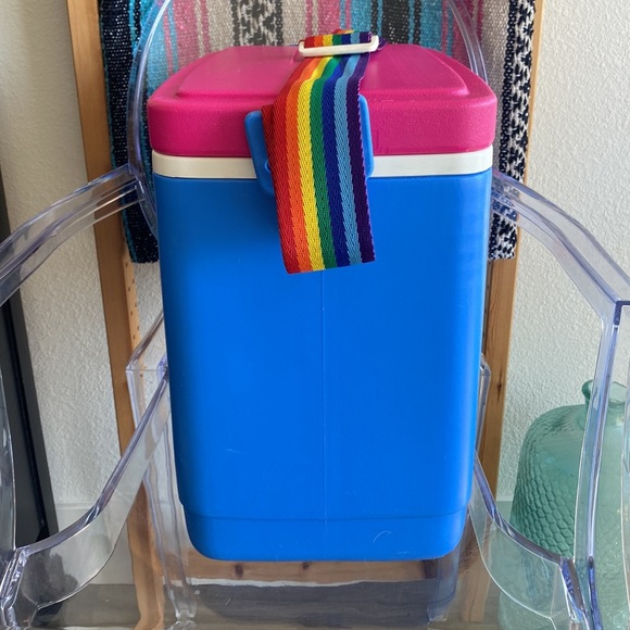 Vintage Igloo Tag-Along 24 Cooler with Rainbow Strap - Picture 3 of 7